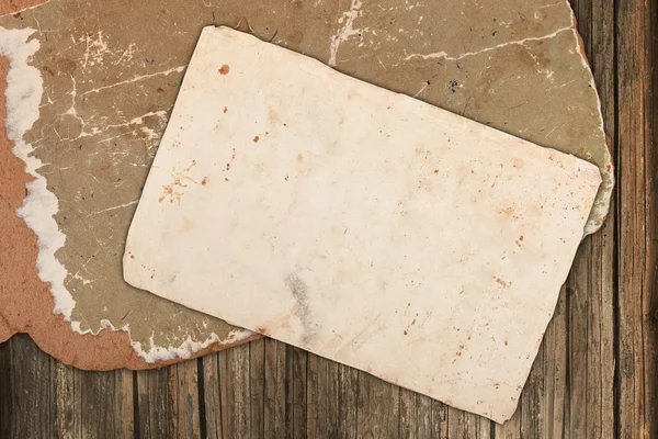 木製の背景にヴィンテージの空白の紙 — ストック写真