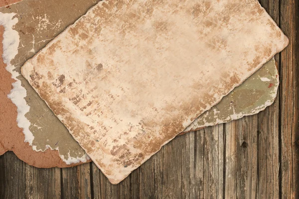 Poškozené zmuchlané papíry na dřevěné pozadí — Stock fotografie