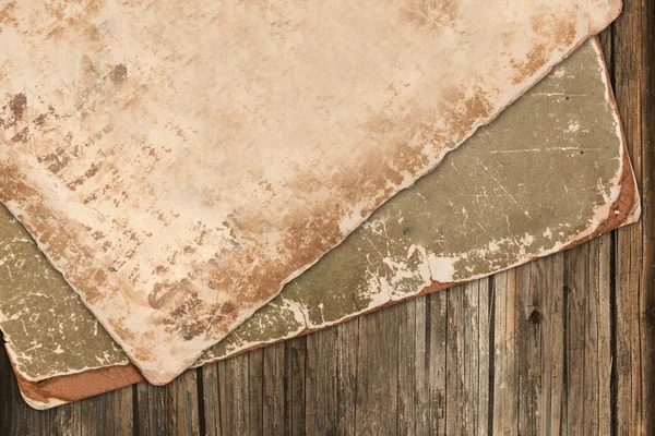 Papéis antigos vintage em um fundo de madeira — Fotografia de Stock