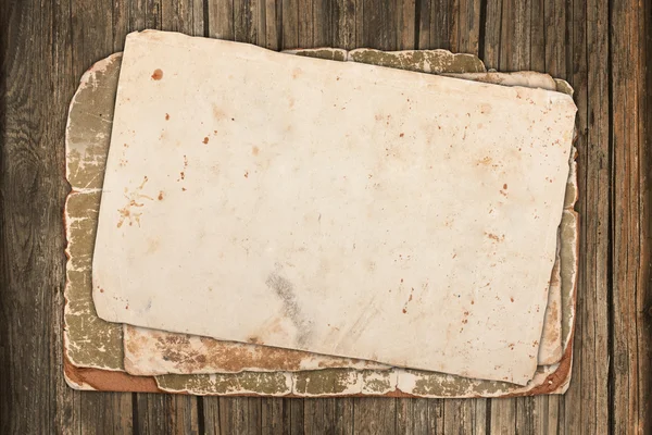 Увядшие старые бумаги на деревянном фоне — стоковое фото
