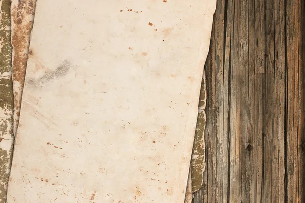 Grungy oude vel papier op hout — Stockfoto