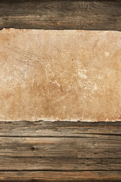 Rollo de papel vintage sobre fondo de madera — Foto de Stock