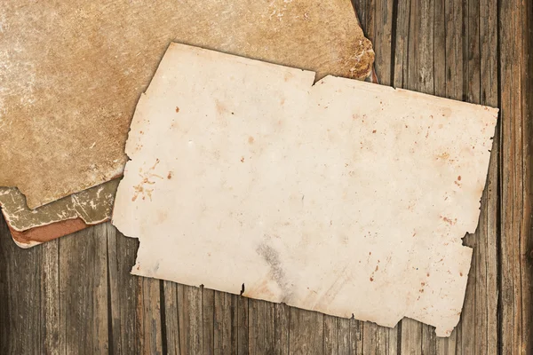 Стареющие скомканные бумаги на деревянном фоне — стоковое фото