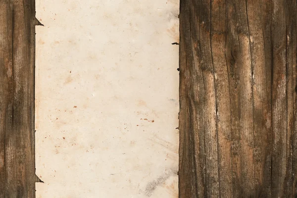 Rolo de papel em branco sobre um fundo de madeira — Fotografia de Stock