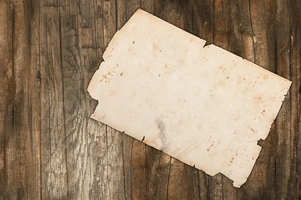 Κατεστραμμένο και σχισμένο χαρτί σε ξύλο — Φωτογραφία Αρχείου