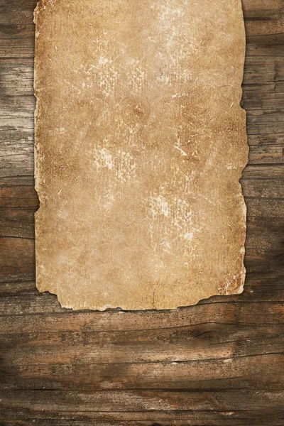 Rollo de papel viejo en blanco sobre un fondo de madera — Foto de Stock