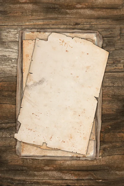 Ahşap arka plan üzerinde bozuk eski kağıtlar — Stok fotoğraf