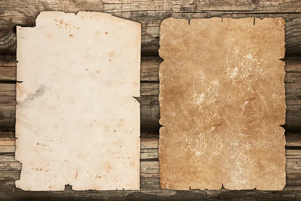 Stare papiery na tle drewniane — Zdjęcie stockowe