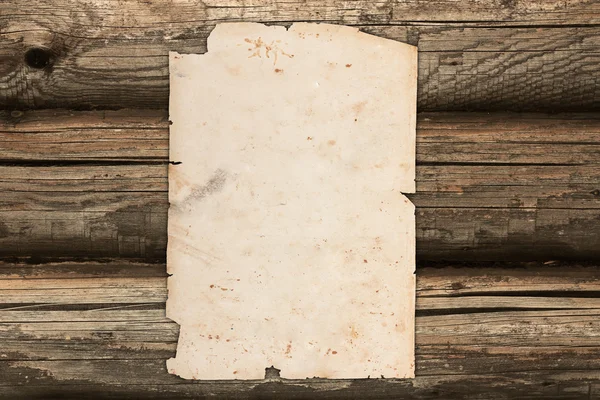 Carta vecchia stropicciata su uno sfondo di legno — Foto Stock