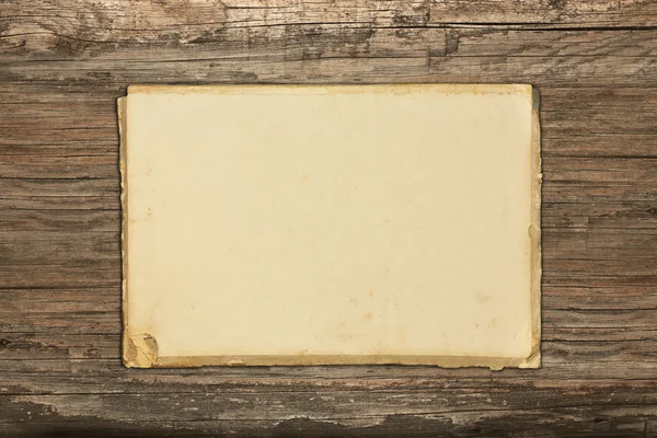 Vecchia carta sbiadita su legno — Foto Stock