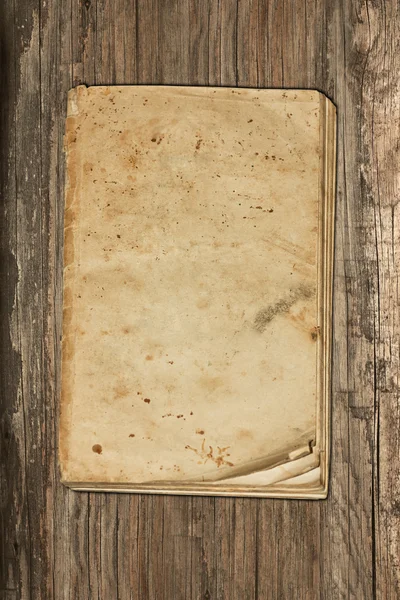 Zvětralé staré papíry na dřevěné pozadí — Stock fotografie