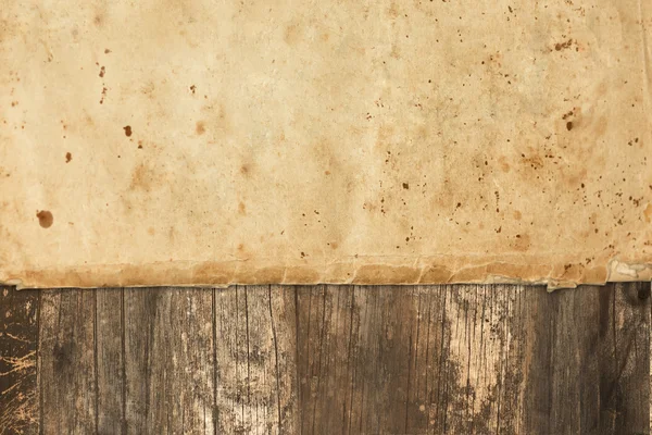Papel ralado velho em um fundo de madeira — Fotografia de Stock