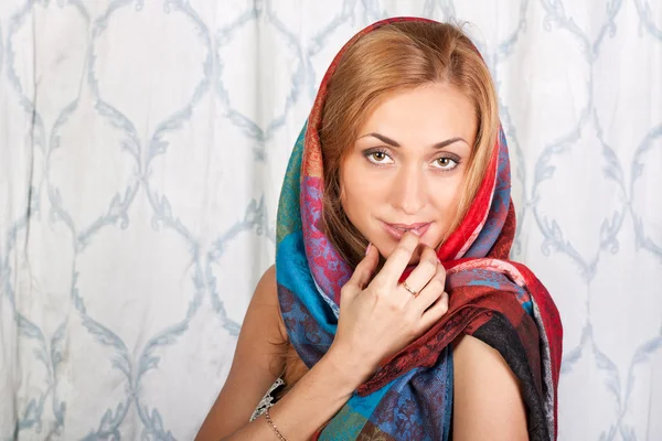 Mooie jonge vrouw in een stijlvolle sjaal — Stockfoto