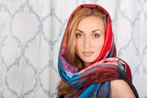 Hermosa joven con una bufanda de colores — Foto de Stock