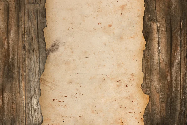Проветриваемая старая бумага на деревянном фоне — стоковое фото