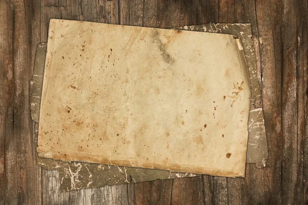 Stary pusty papier na tle drewniane — Zdjęcie stockowe