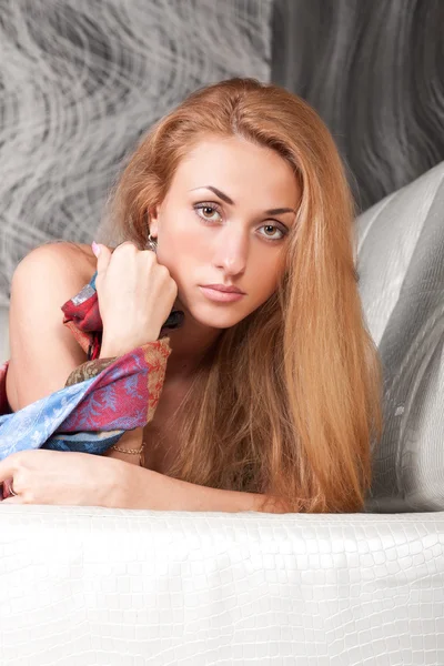 Giovane bella bruna con bei capelli castani — Foto Stock