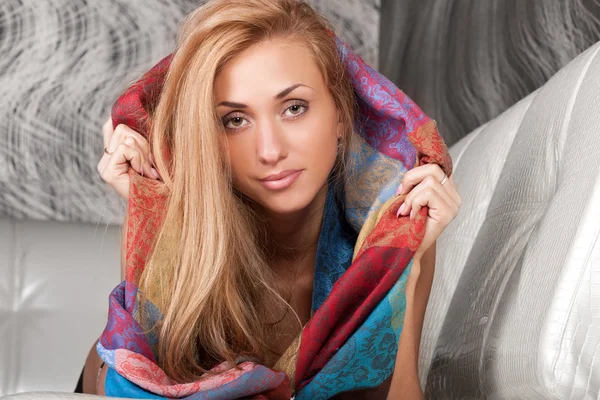 Stijlvolle jonge model in een kleurrijke sjaal — Stockfoto