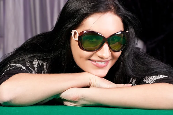 Sorrindo jovem senhora em óculos de sol preto elegante — Fotografia de Stock