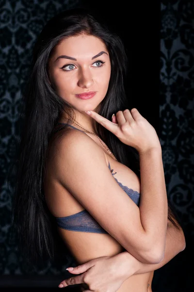 Sexy jonge brunette in sensuele lingerie — Stockfoto