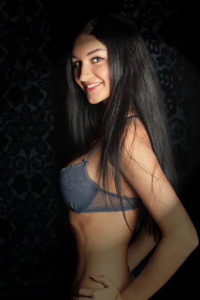 Prachtige lachende brunette in sensuele lingerie — Stockfoto
