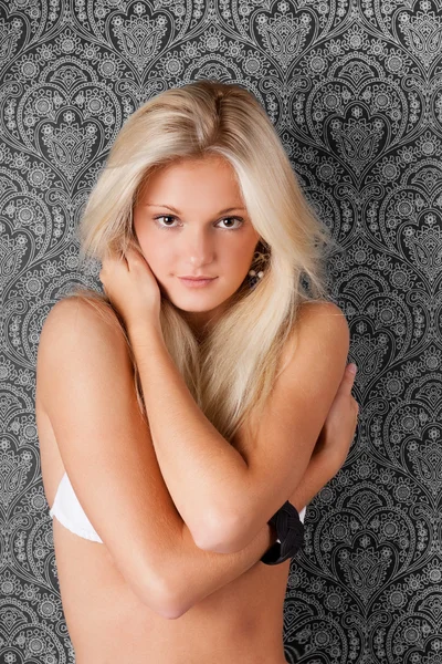 Sensuell blond flicka i snygg vit bikini — Stockfoto