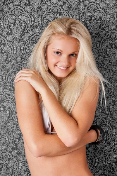 Mooie jonge lachende meisje in stijlvolle witte bikini — Stockfoto