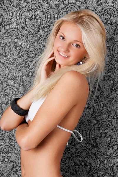 Modèle blond attrayant en bikini blanc chaud — Photo