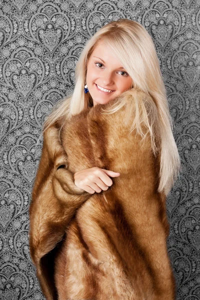 吸引人的金发女孩，在一件裘皮大衣 — 图库照片