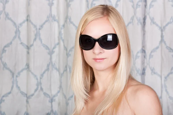 Menina loira muito jovem em óculos de sol elegantes — Fotografia de Stock