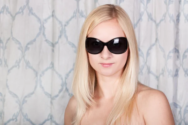 Menina loira lindo em óculos de sol elegantes — Fotografia de Stock
