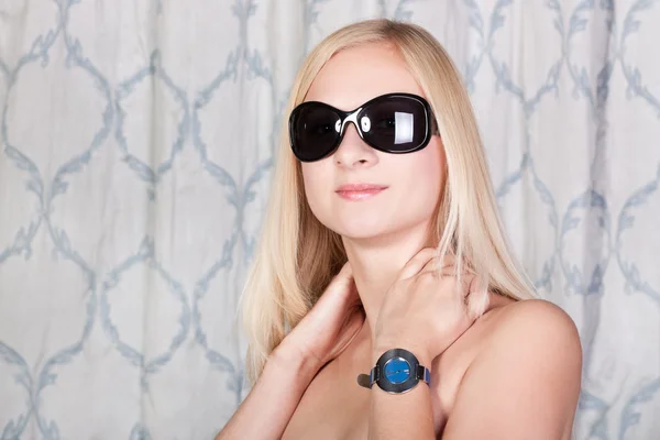Schönes blondes Mädchen in stylischer Sonnenbrille — Stockfoto