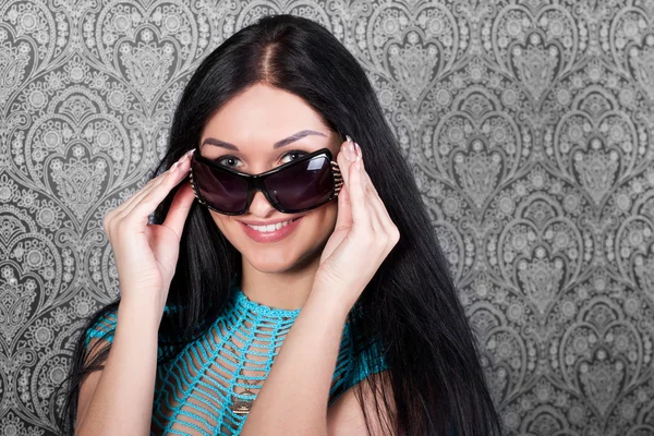 Krásná bruneta žena s stylové sluneční brýle Royalty Free Stock Fotografie