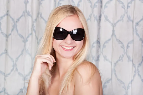 Сексуальна молода блондинка в окулярах сонця — стокове фото