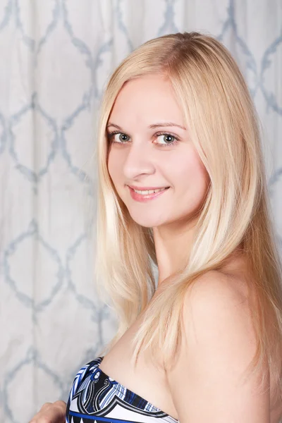 Aantrekkelijke blonde meisje met mooi gezicht — Stockfoto