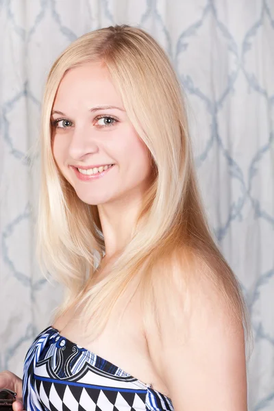 Glad ung blond tjej med vackra ansikte — Stockfoto