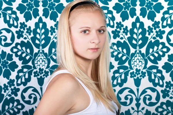 Sensuell ung blond flicka i vit skjorta — Stockfoto