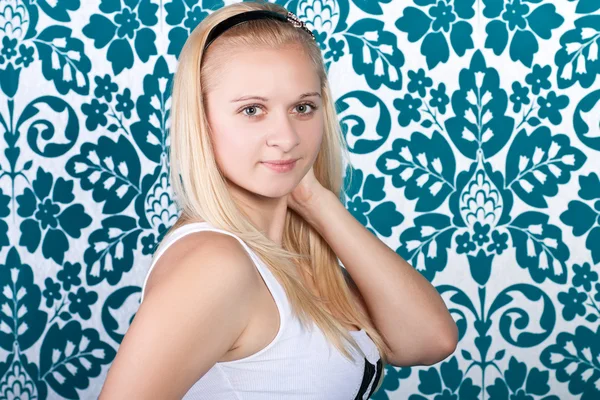 Attraktiv ung blond kvinna med vackra ansikte — Stockfoto