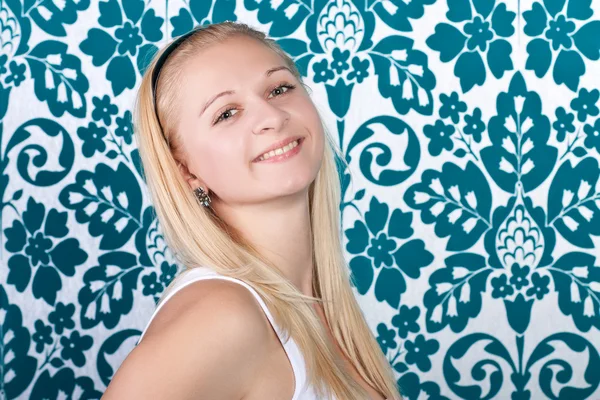 Mooie jonge lachende blonde vrouw met mooie gezicht — Stockfoto