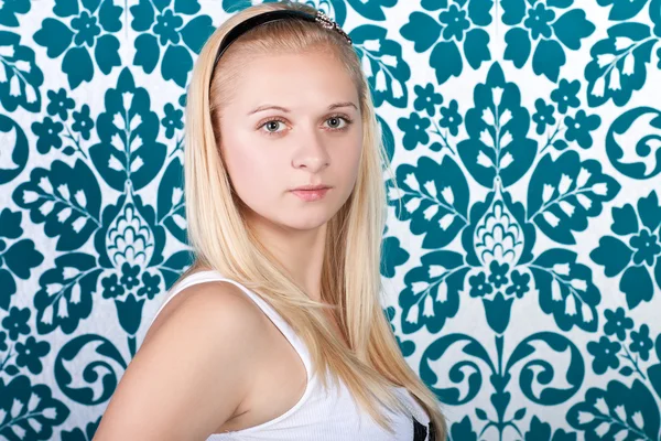Vacker ung blond kvinna med vackra ansikte — Stockfoto