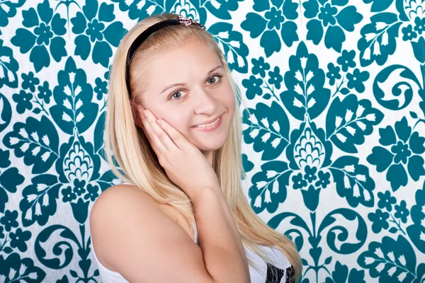 Lieblich lächelndes blondes Mädchen im weißen Hemd — Stockfoto
