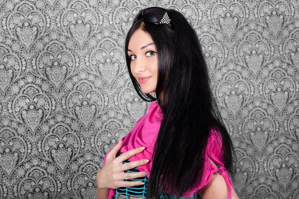 有吸引力的黑发女人粉红色的围巾 — 图库照片