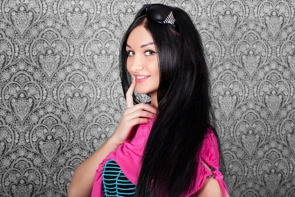 可爱的黑发女人与优雅粉色围巾 — 图库照片