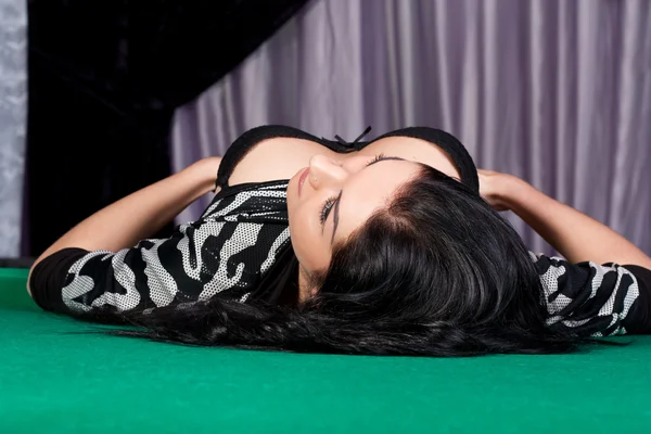 Seductora morena en lencería negra sobre una mesa de billar —  Fotos de Stock