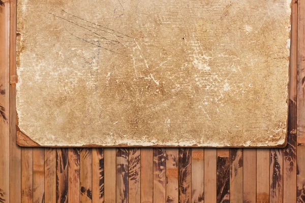 Foglio di carta intemperie su uno sfondo di legno — Foto Stock