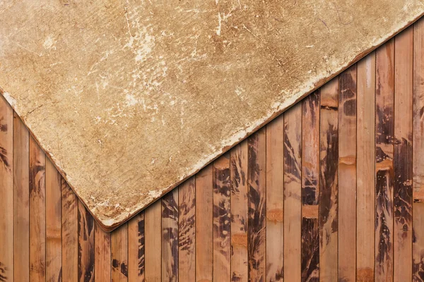 Поврежденная старая бумага на деревянном фоне — стоковое фото