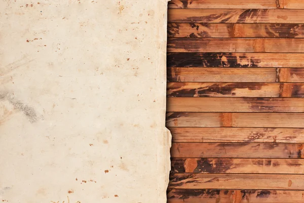 Papel envelhecido sobre um fundo de madeira — Fotografia de Stock