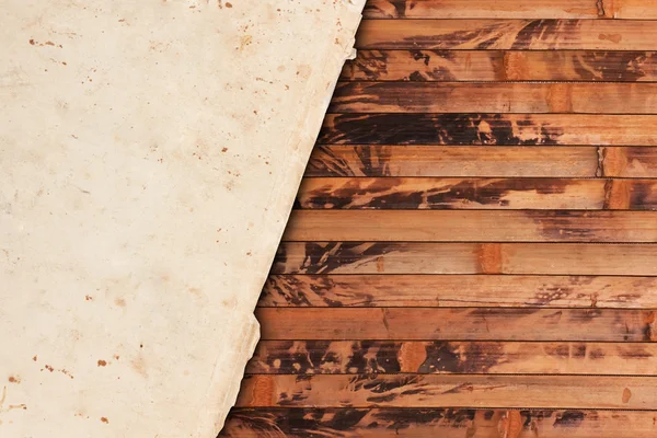 Papel envelhecido amassado sobre um fundo de madeira — Fotografia de Stock