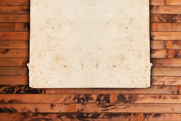 Zvětralé starý list papíru na dřevěné pozadí — Stock fotografie