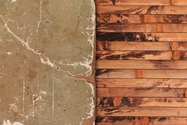 Folha de papel envelhecida desgastada sobre um fundo de madeira — Fotografia de Stock